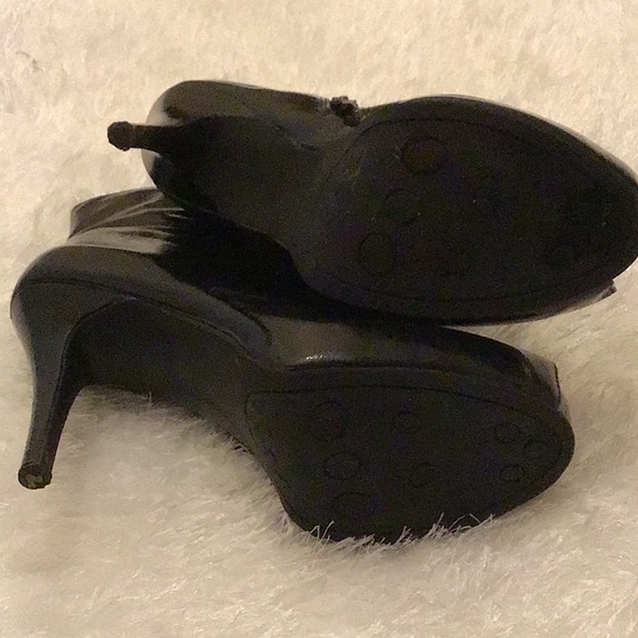 Black peep toe bootie by Carlos Santana - Picture 2 of 6